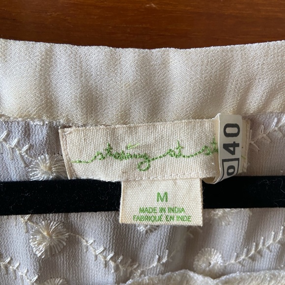 3/4 sleeve white top with lace detail - Picture 2 of 2